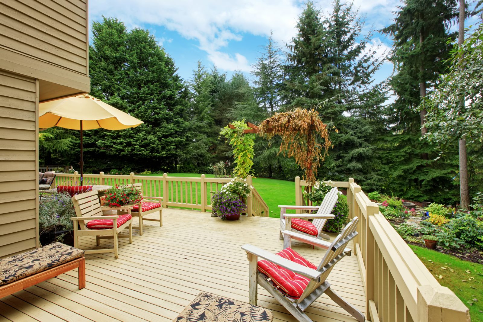 macomb-twp-mi-cedar-deck-oaks-brick-paver-patio-traditional